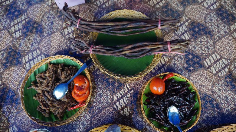 Bisa Di Bilang Makanan Ekstream, Cacing Laut Papua